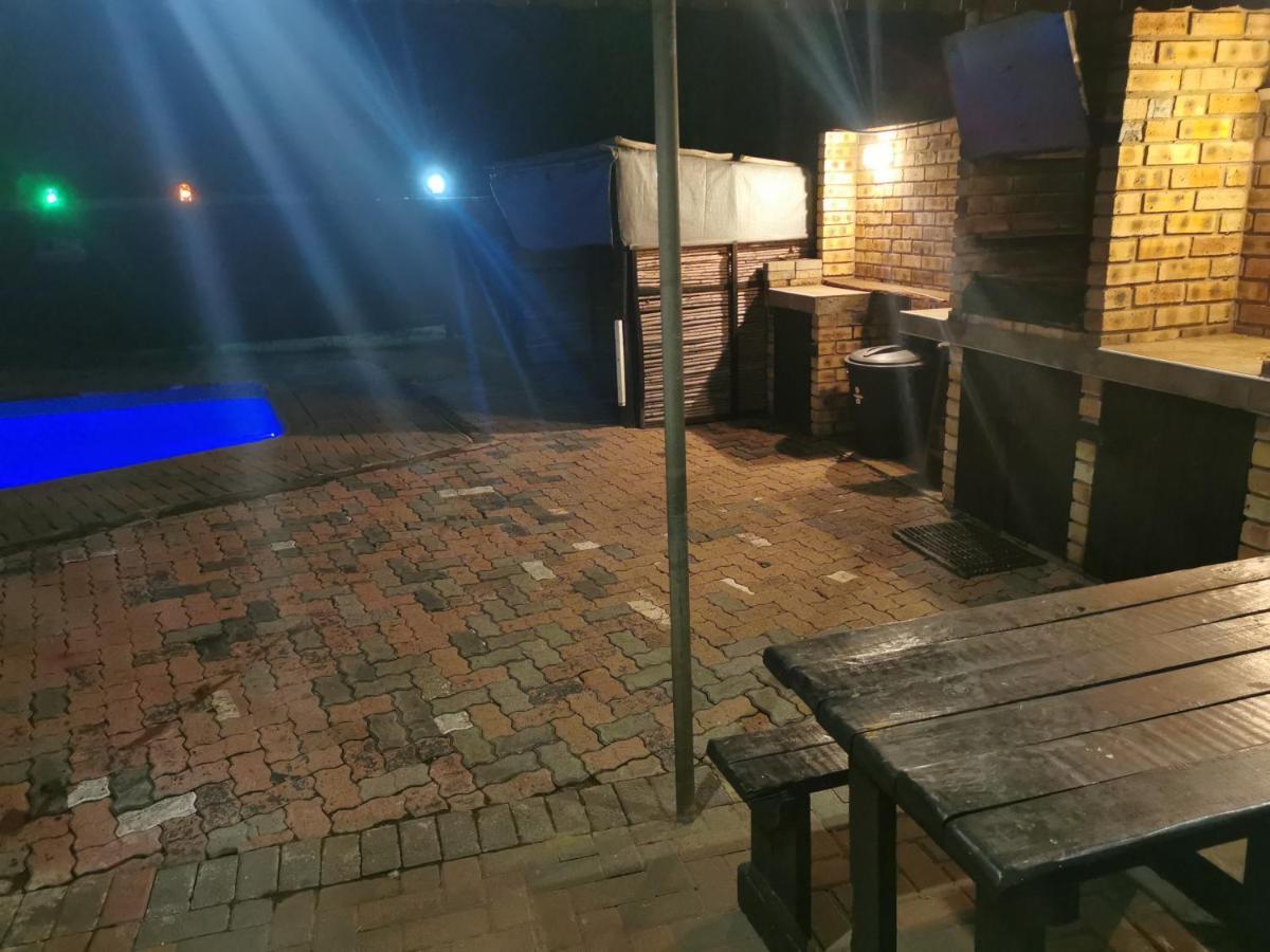 The Yellow Butterfly Vereeniging Exterior foto